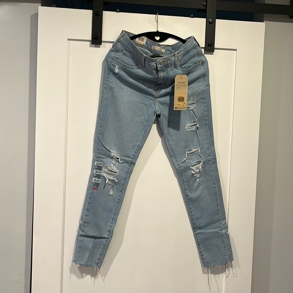 Jeans ripped legs